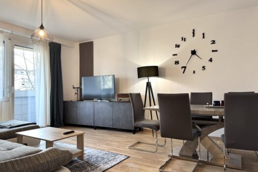 LOGGIA: Modernisierte 3-Zimmer-Wohnung mit Extraküche und Parkmöglichkeit 6kqrj0iEYGjnjfKQJxV3UZ 1