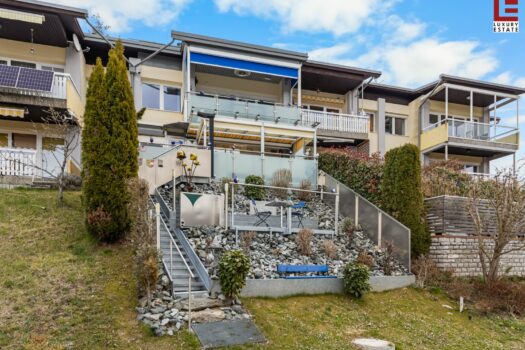 Vorderansicht von der Privatzufahrt