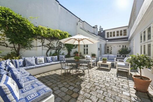 Schmuckstück in Top Lage! Großer Garten, Altbaumbestand, absolute Ruhelage, uvm.! Staging-Innenhof mit Sitzecke_KI generiert