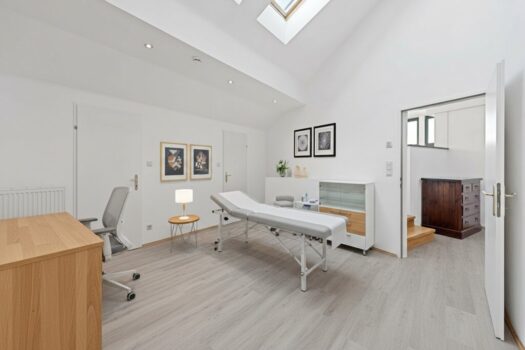 Ordination Raum 2_KI_generiert