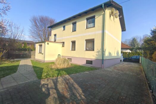 Aussenansicht mit Einfahrt