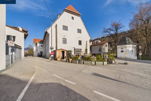 Ostansicht der Anlage inkl. der Terrasse des Café