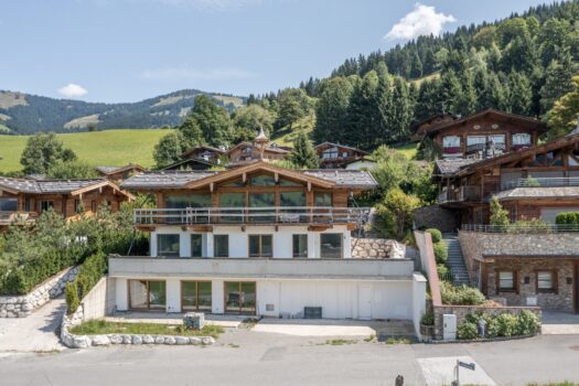 E L E G A N Z T R I F F T A U F E R H O L U N G - Luxuschalet im Rohbau PHnFhe2a1PzsR6Ak78YpfN