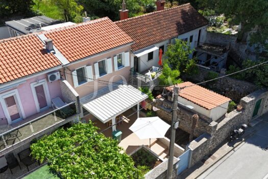 DRAMALJ – Gepflegtes Küstenhaus mit privatem Grundstück und vier Stellplätzen, nur wenige Schritte vom Meer entfernt 1780299221 1000235864