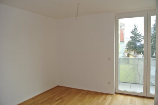 Wohnzimmer mit Zugang zum Balkon