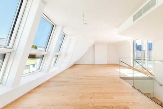 Lichtdurchflutetes Wohnzimmer mit Terrassenzugang