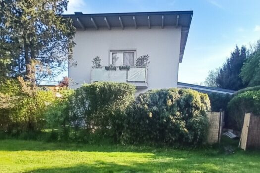 Außenansicht von der Wiese vor dem Haus