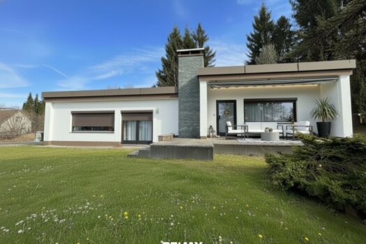 Ansicht Haus (inkl. Visualisierung Terrassenmöblierung)